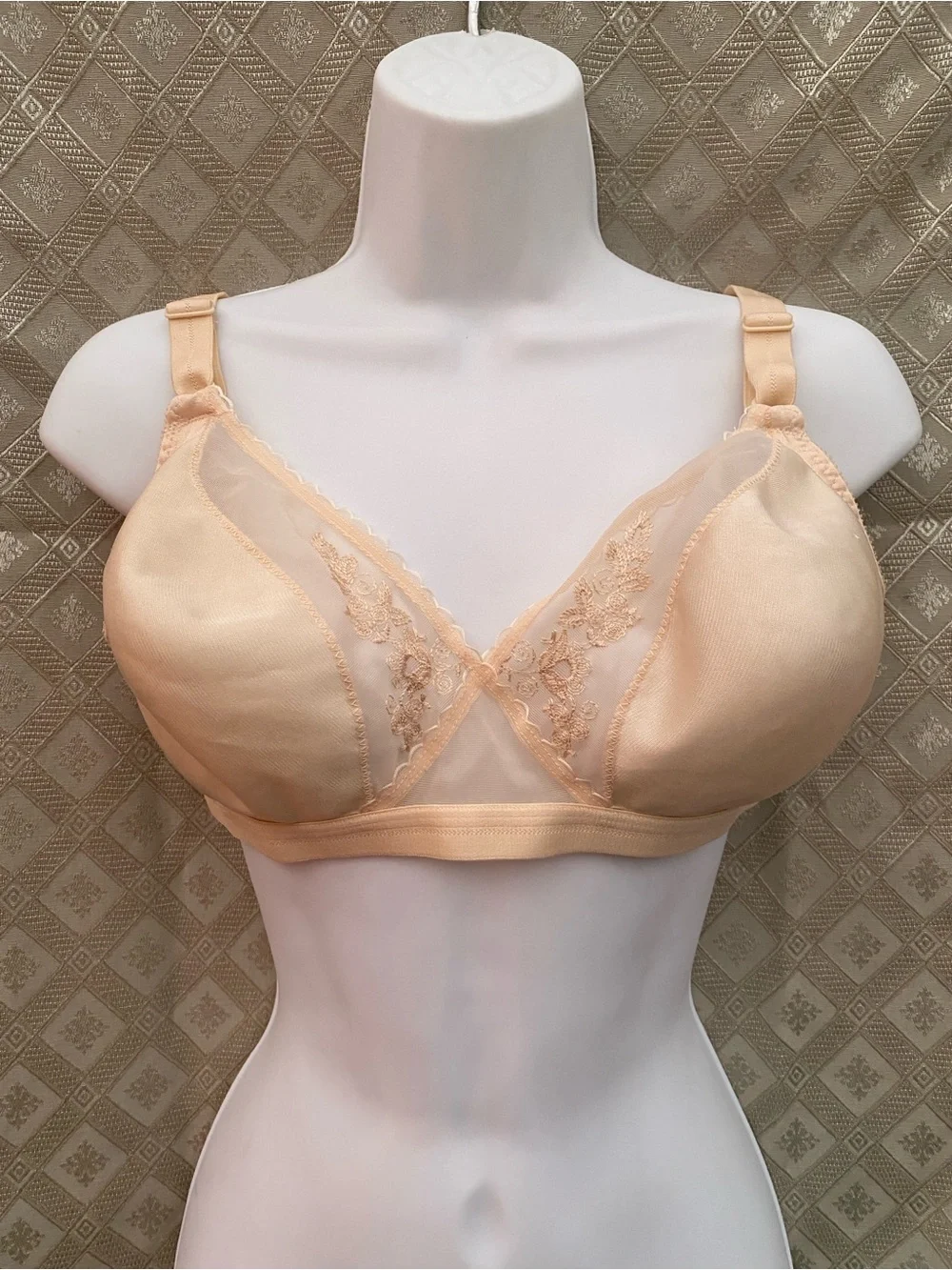 Playtex Beautiful Ones Cross Your Heart Bra 38C Vintage 579 Nude Beige Wire-Free